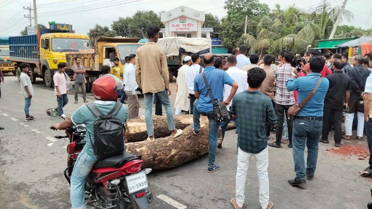 ঢাকা-খুলনা মহাসড়ক অবরোধ। ছবি : রূপালী বাংলাদেশ