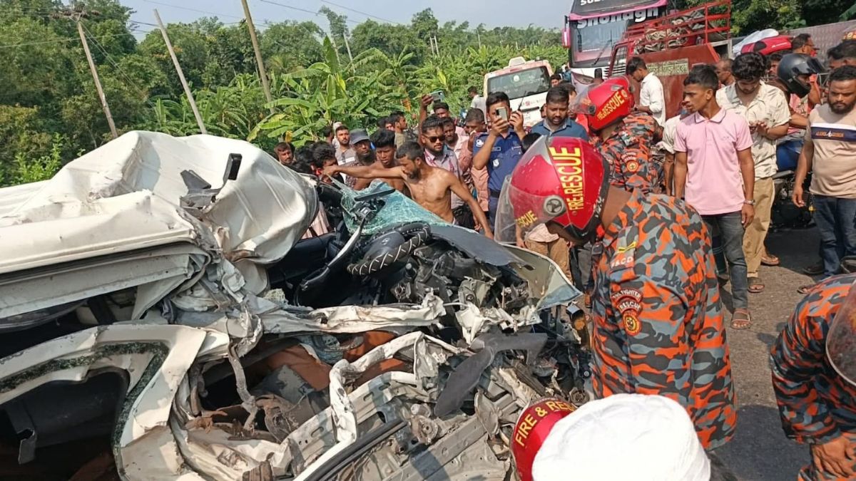 অ্যাম্বুলেন্সে মরদেহ নিয়ে ফেরার পথে বাসের সঙ্গে সংঘর্ষ, নিহত ২