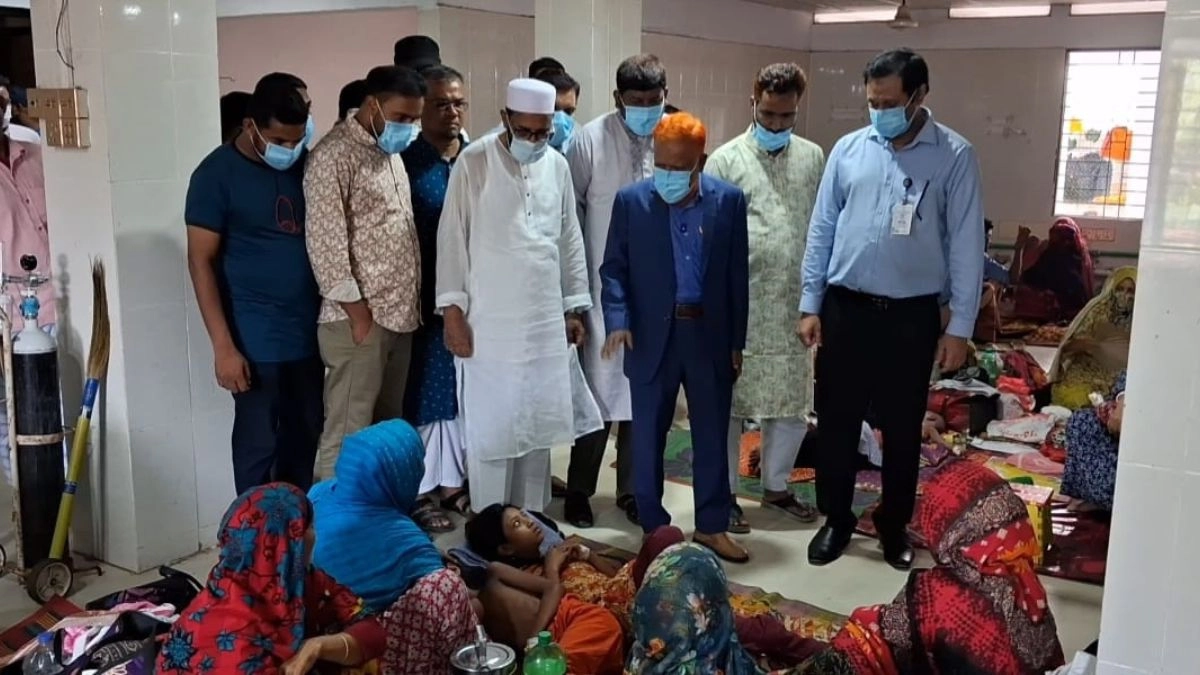 ২৫০ শয্যাবিশিষ্ট চাঁপাইনবাবগঞ্জ জেলা হাসপাতাল পরিদর্শনে সংসদ সদস্য নূরুল ইসলাম বুলবুল। ছবি : রূপালী বাংলাদেশ