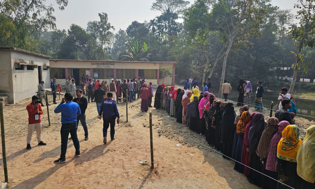 ভোটকেন্দ্রের লাইনে দাঁড়িয়ে নারী ভোটার। ছবি : রূপালী বাংলাদেশ