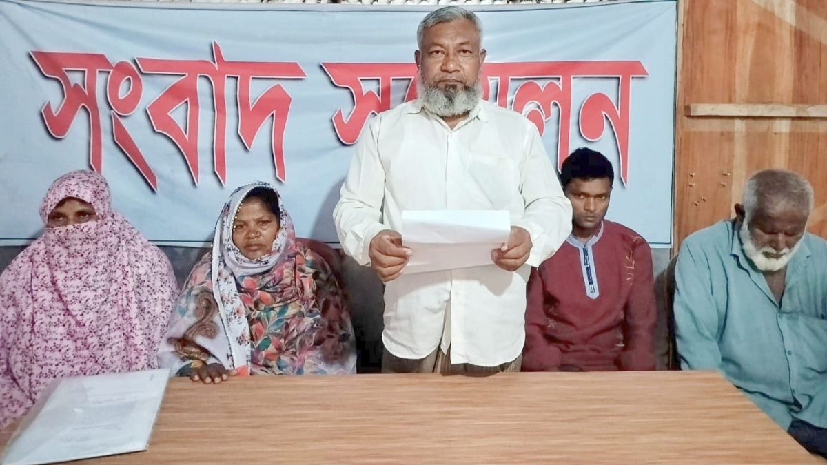 নাটোরের নলডাঙ্গায় স্থানীয়দের সংবাদ সম্মেলন।  ছবি : রূপালী বাংলাদেশ