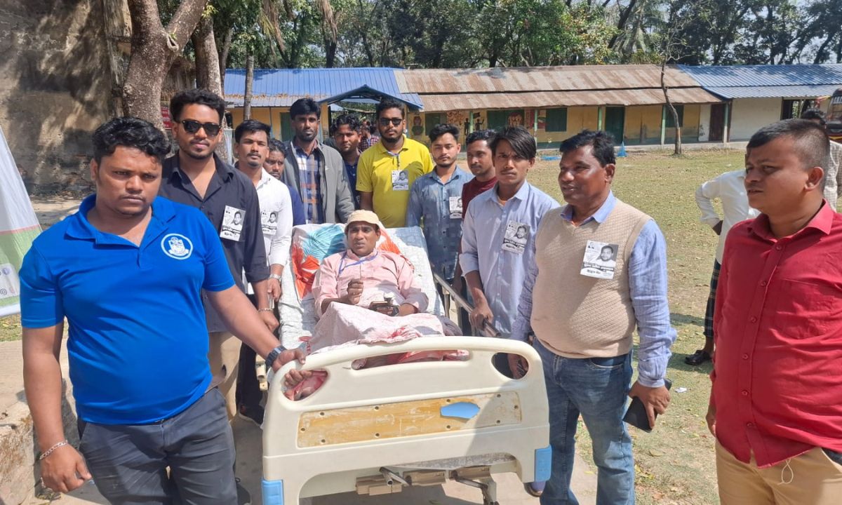 হাসপাতালের বেডসহ কেন্দ্রে এসে ভোট দিলেন ভোটার। ছবি : রূপালী বাংলাদেশ