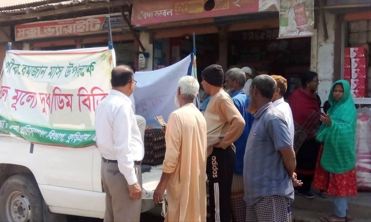 কুড়িগ্রামে প্রাণিসম্পদ দপ্তরের উদ্যোগে সুলভ মূল্যে ডিম-দুধ বিক্রি। ছবি : রূপালী বাংলাদেশ