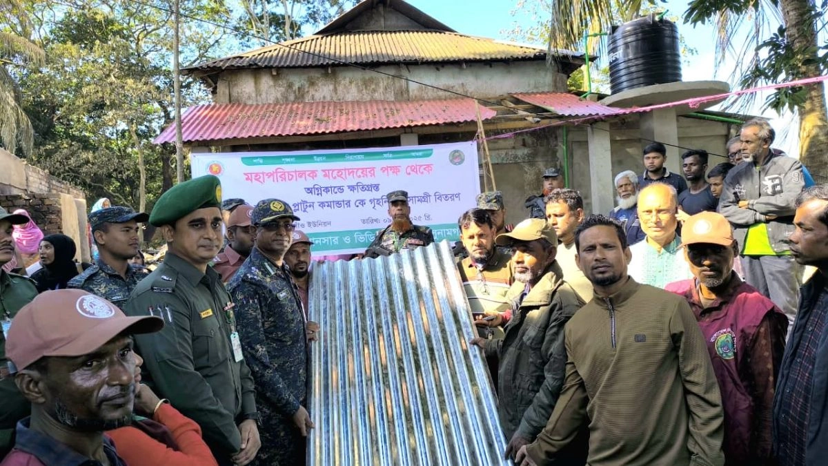 সুনামগঞ্জে অগ্নিকাণ্ডে ক্ষতিগ্রস্ত সদস্যের সহায়তা আনসার-ভিডিপি। ছবি- রূপালী বাংলাদেশ