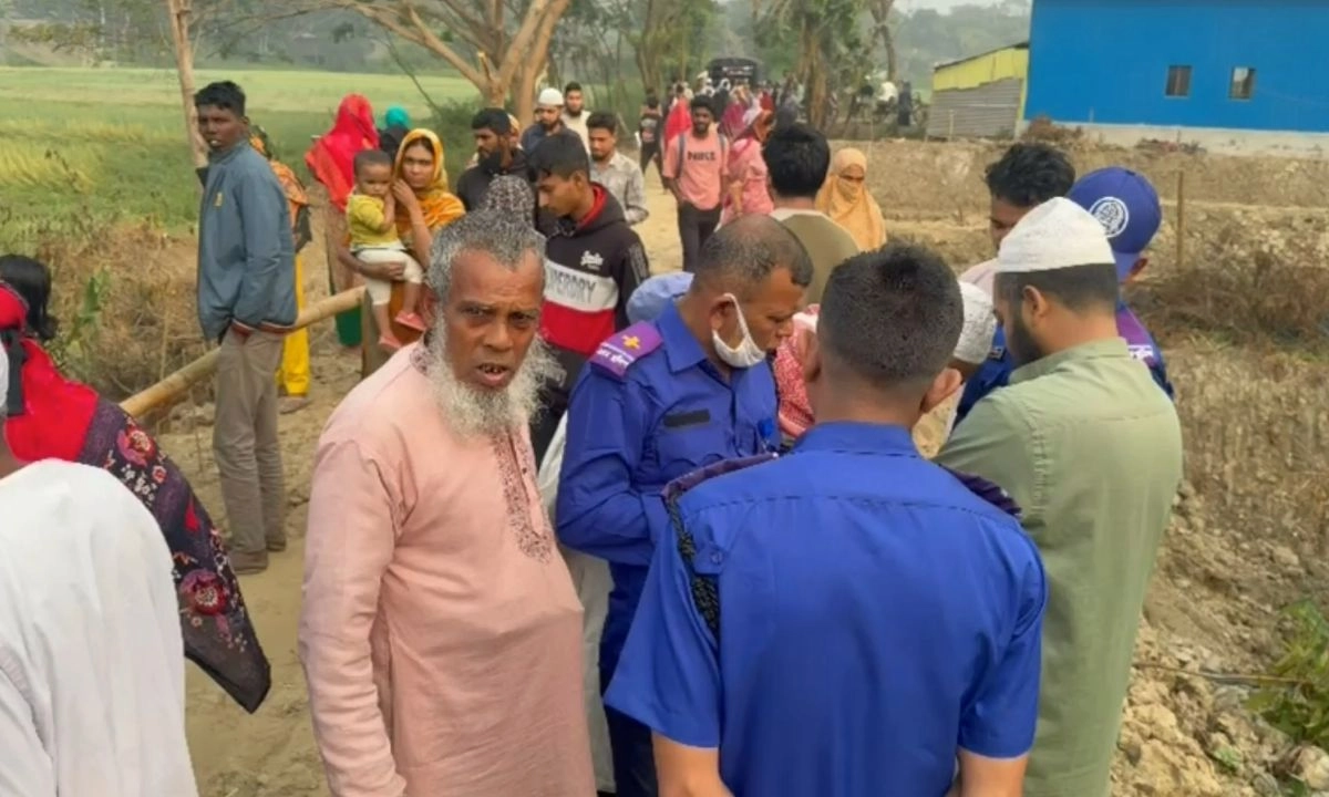 মরদেহ দেখতে স্থানীয়দের ভীড়। ছবি : রূপালী বাংলাদেশ