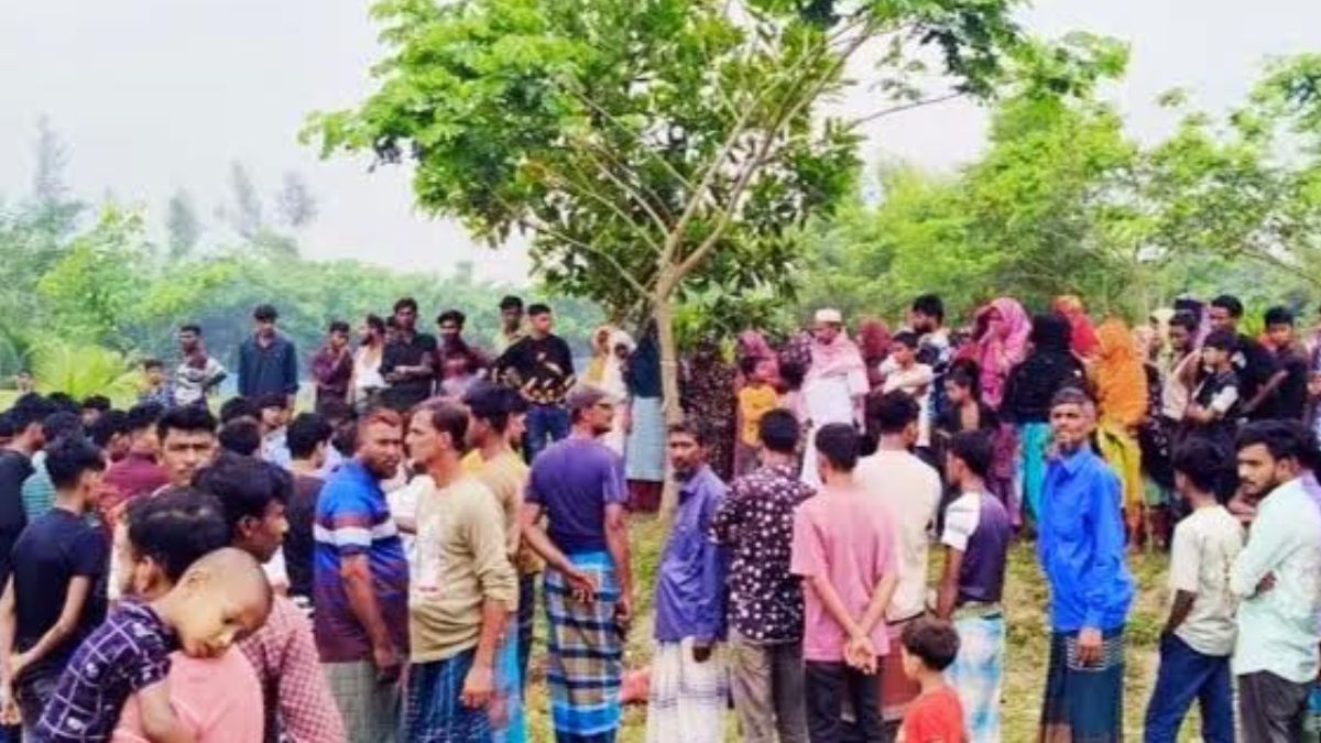 ফরহাদ হোসেনের মরদেহ ঘিরে স্থানীয়রা। ছবি : রূপালী বাংলাদেশ