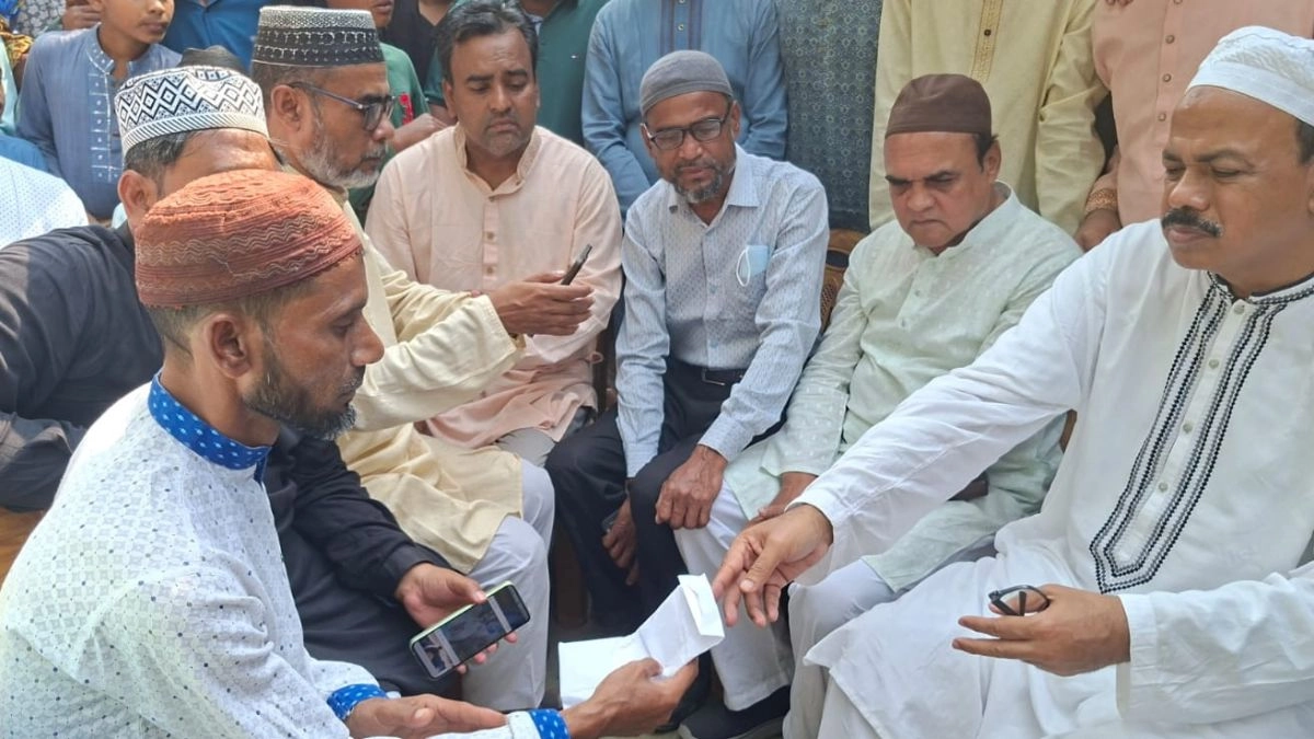 সীতাকুণ্ডে নিহত শিশু ইরার পরিবারের পাশে আসলাম চৌধুরী। ছবি : রূপালী বাংলাদেশ