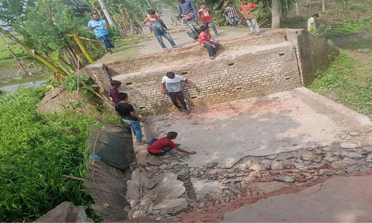 ধসে পড়া ব্রিজটি। ছবি : রূপালী বাংলাদেশ