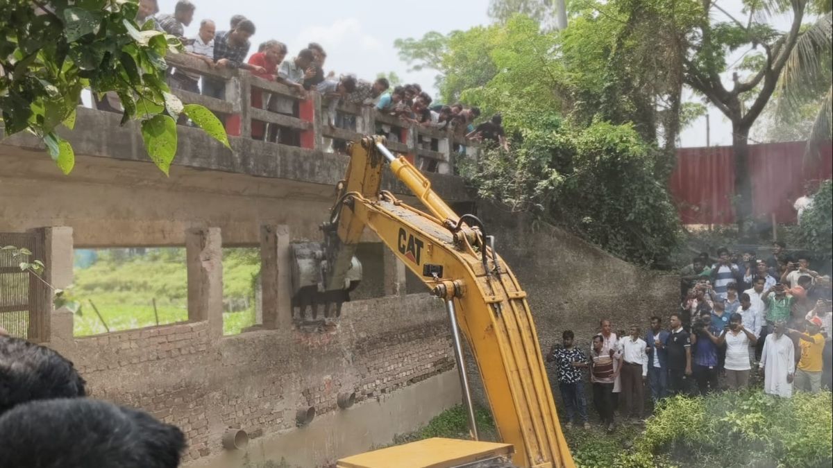 এক্সকাভেটর দিয়ে অবৈধ বাঁধটি ভেঙে দেওয়া হয়। ছবি : রূপালী বাংলাদেশ