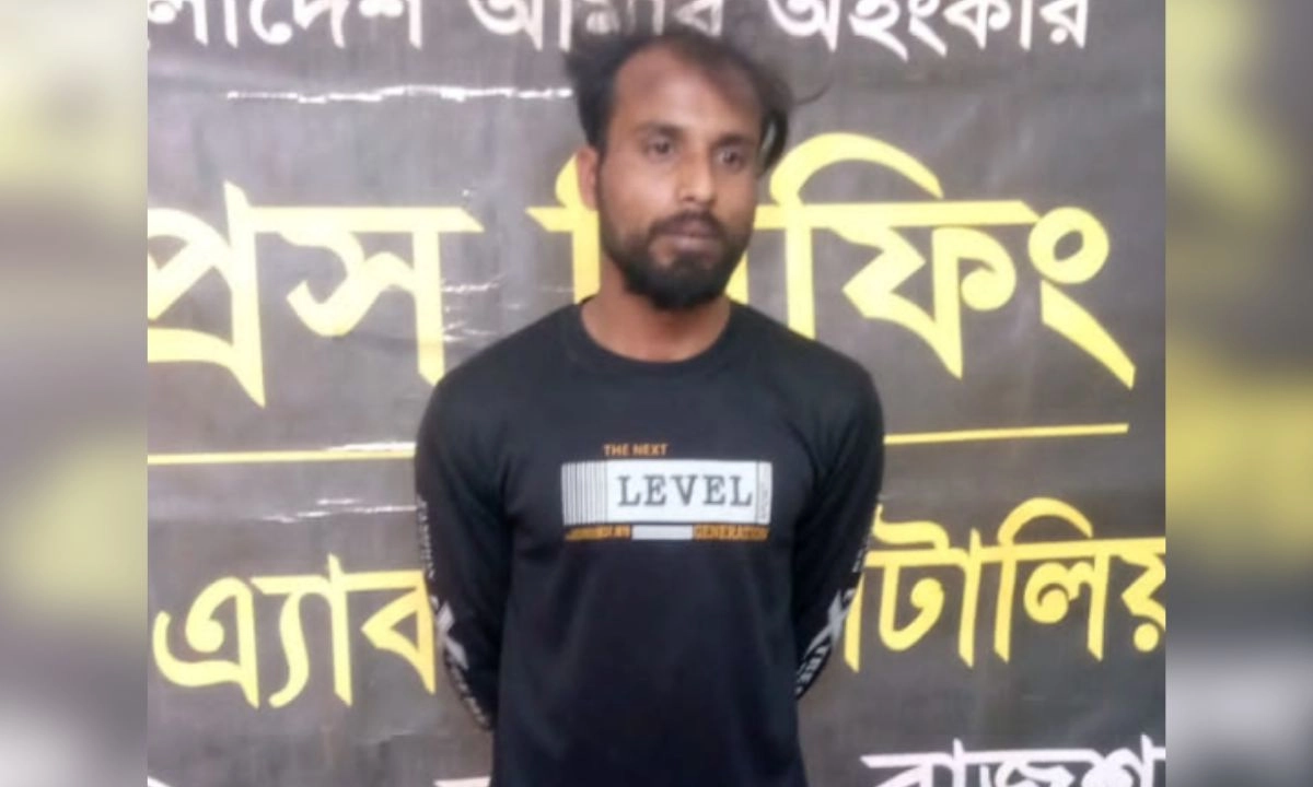 গ্রেপ্তার  আহমেদ আলী শেখ রনি। ছবি : রূপালী বাংলাদেশ