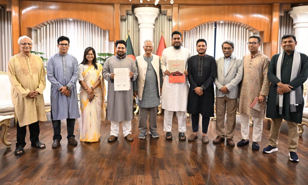 জুলাই সনদ হাতে প্রধান উপদেষ্টার সঙ্গে এনসিপির প্রতিনিধি দল। ছবি : রূপালী বাংলাদেশ