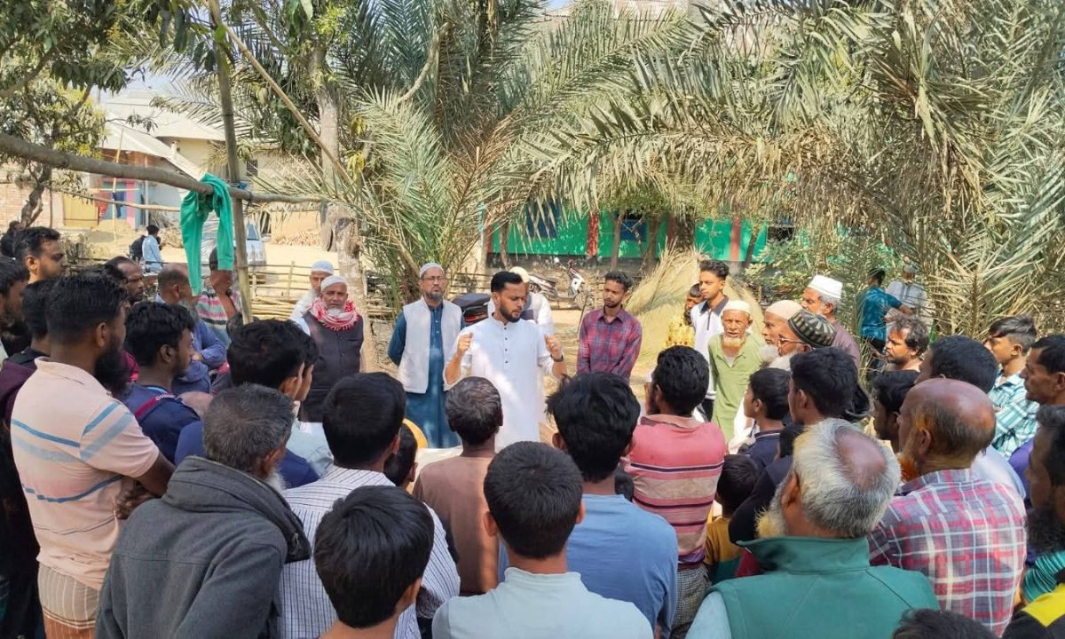 ভোটারদের মাঝে জামায়াত নেতা নূর মোহাম্মাদ আবু তাহের। ছবি : রূপালী বাংলাদেশ