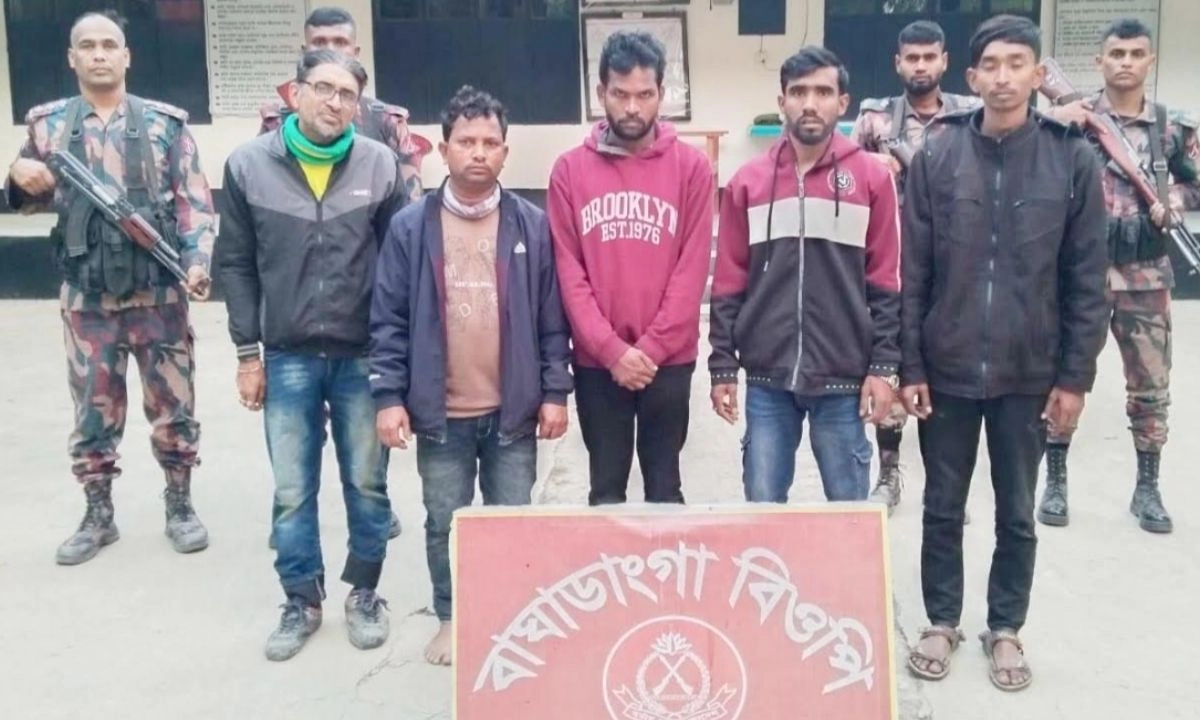 আটককৃতরা। ছবি : রূপালী বাংলাদেশ