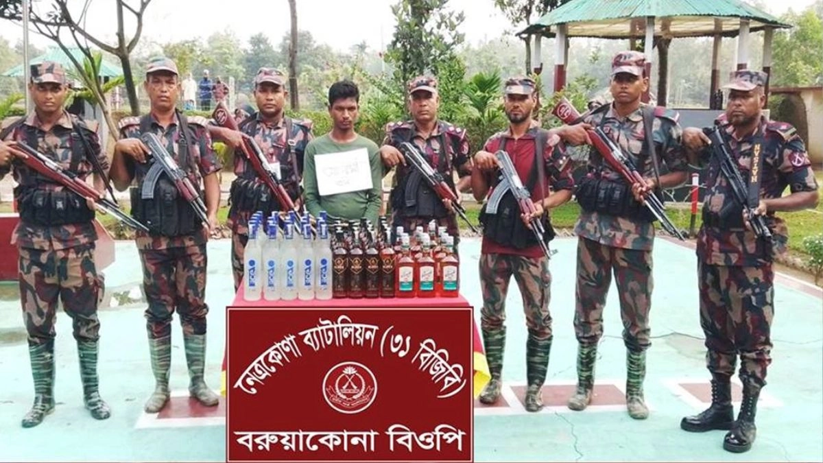৫০ বোতল ভারতীয় মদসহ এক যুবককে আটক করেছে নেত্রকোনা ব্যাটালিয়ন ৩১ বিজিবি। ছবি : রূপালী বাংলাদেশ