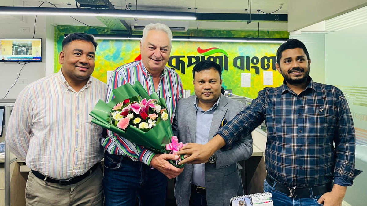  রূপালী বাংলাদেশের পক্ষে তাদের ফুলেল শুভেচ্ছা জানান ভাইয়া গ্রুপের পরিচালক মোহাম্মদ ছাইদুজ্জামান ও পত্রিকাটির সম্পাদক ও প্রকাশক মো. সায়েম ফারুকী। ছবি- রূপালী বাংলাদেশ