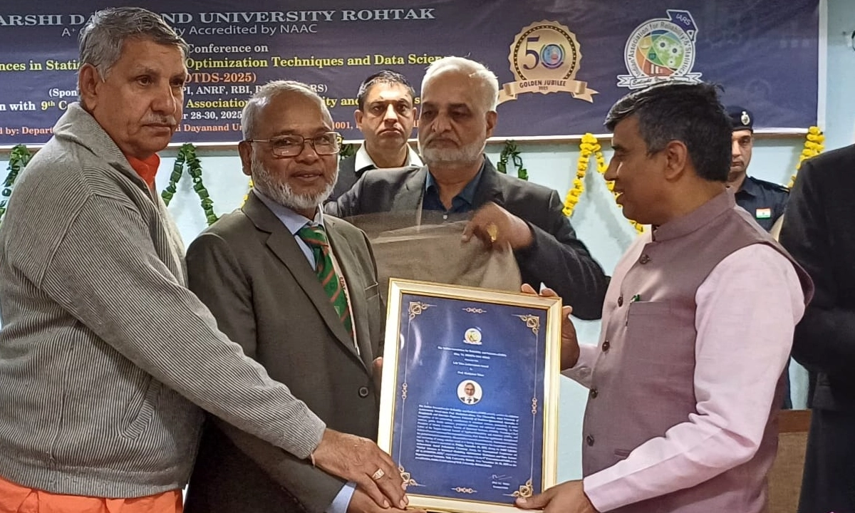 অতিথিরা প্রফেসর ড. শাহজাহান খানকে পুরস্কার তুলে দিচ্ছেন।  ছবি-রূপালী বাংলাদেশ