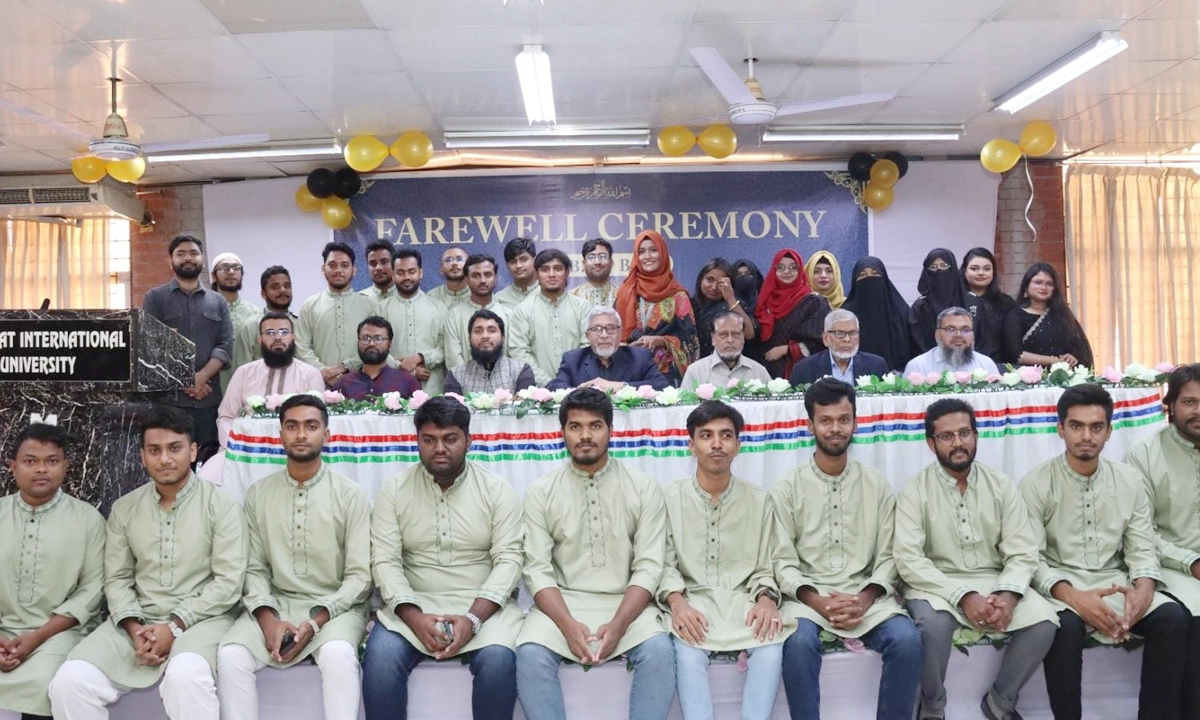 বিদায়ী ছাত্রছাত্রীদের শিক্ষক ও অতিথিরা।  ছবি - সংগৃহীত