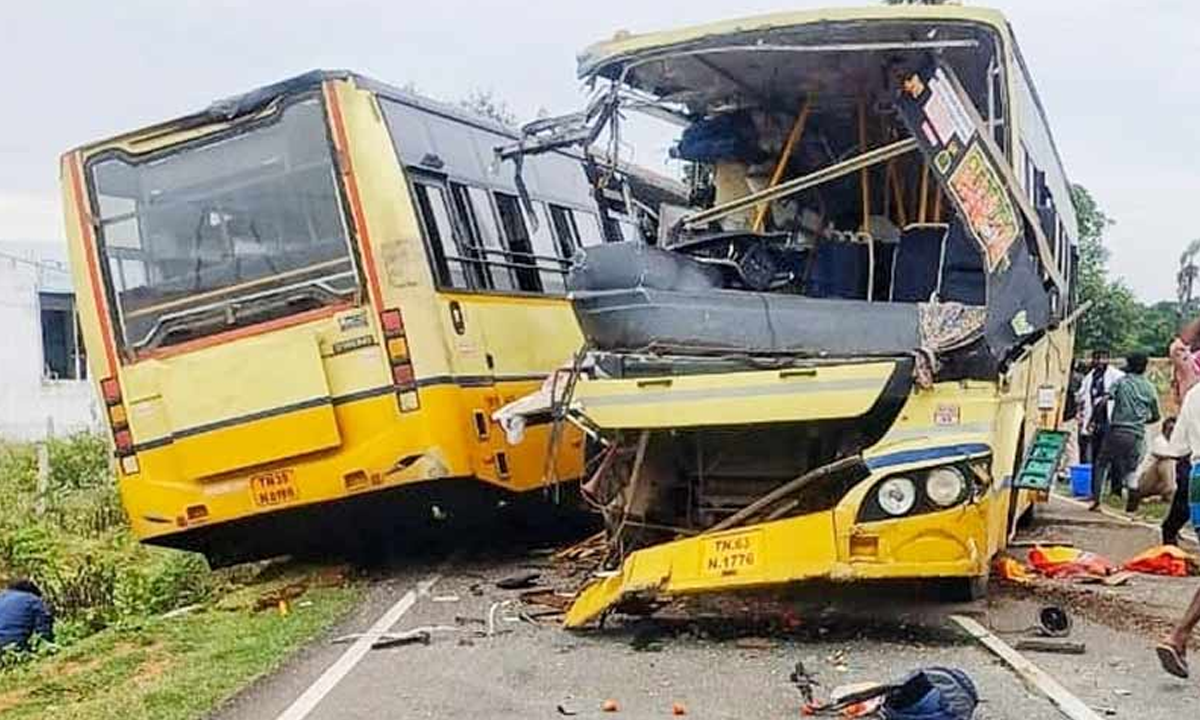 মুখোমুখি সংঘর্ষ হয় এই দু’টি বাস। ছবি - সংগৃহীত