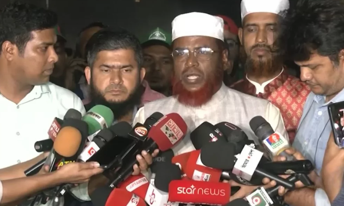 হাসপাতাল থেকে বেরিয়ে সাংবাদিকদের সঙ্গে কথা বলছেন মিয়া গোলাম পরওয়ার। ছবি - সংগৃহীত