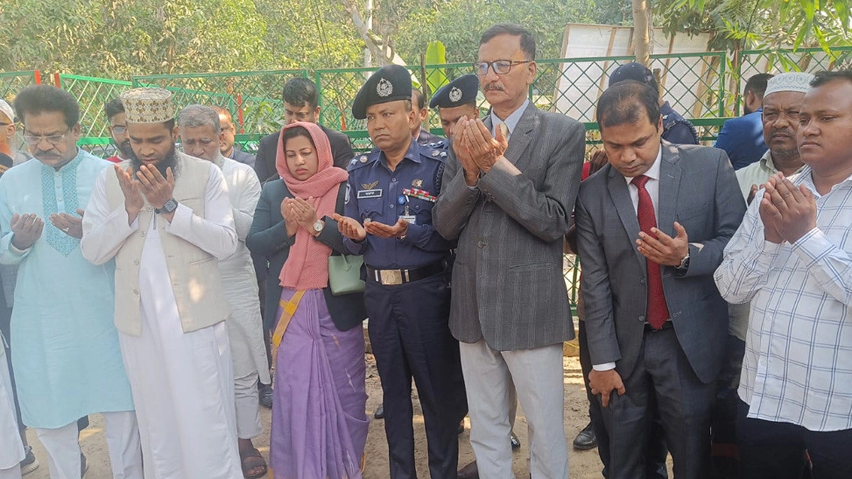 শহীদ আবু সাঈদের কবর জিয়ারত করছেন পররাষ্ট্র উপদেষ্টা মো. তৌহিদ হোসেন।  ছবি- সংগৃহীত