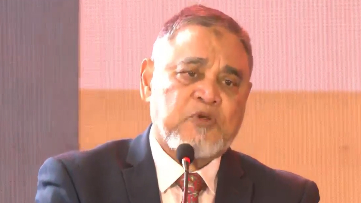 রাজধানীর গুলশানে ইউথ ভোটার অনুষ্ঠানে যোগ দিয়ে কথা বলছেন সিইসি। ছবি - সংগৃহীত