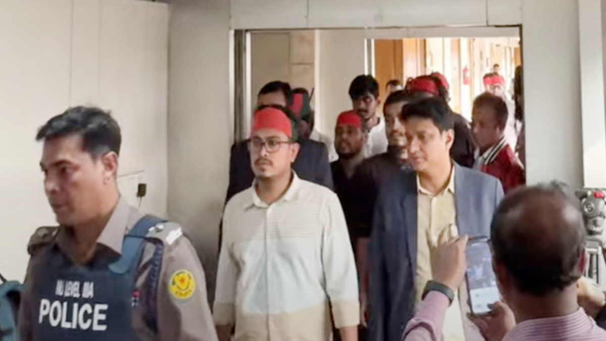 স্বরাষ্ট্র উপদেষ্টার কার্যালয়ে ডাকসু ভিপি সাদিক কায়েম ও তার সহযোগীরা। ছবি - সংগৃহীত