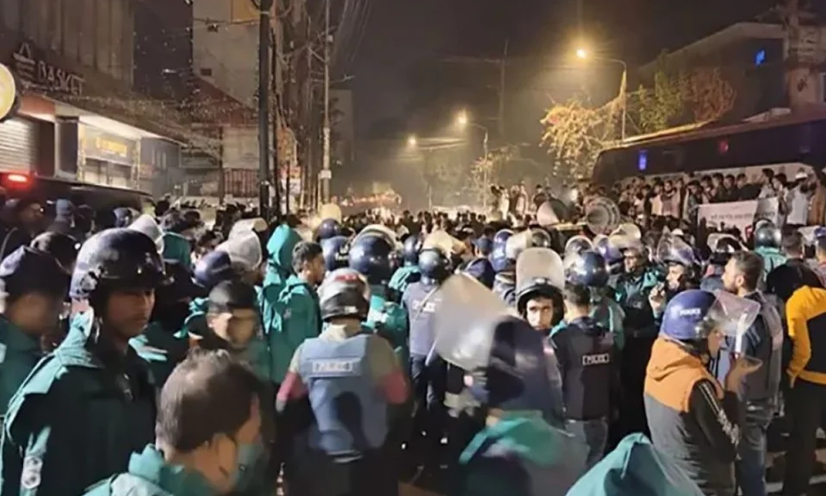 ভারতীয় হাইকমিশনারের ভবনের সামনে আন্দোলনকারীরা। ছবি - সংগৃহীত