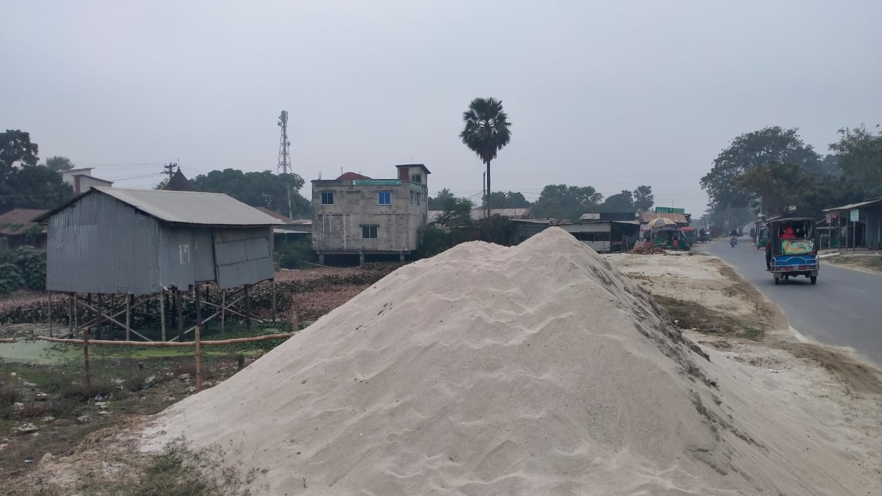 ভরাট পুকুর।  ছবি : রূপালী বাংলাদেশ