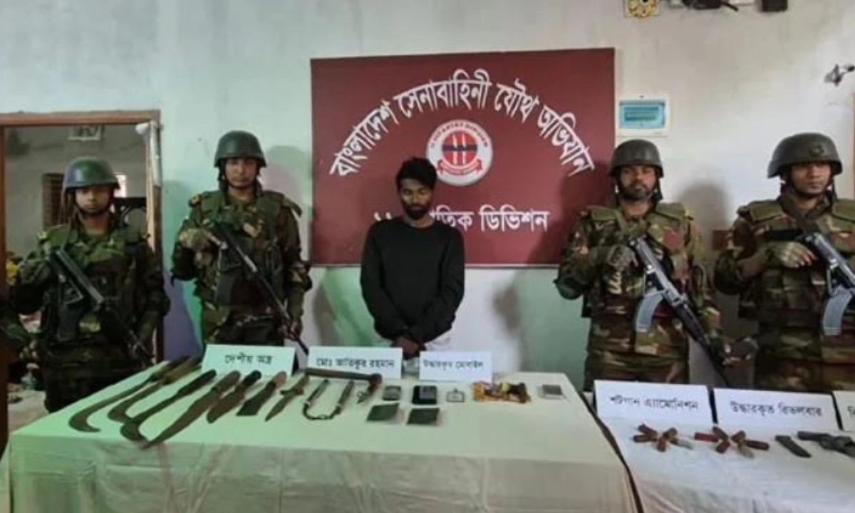 আটক যুবক। ছবি : রূপালী বাংলাদেশ