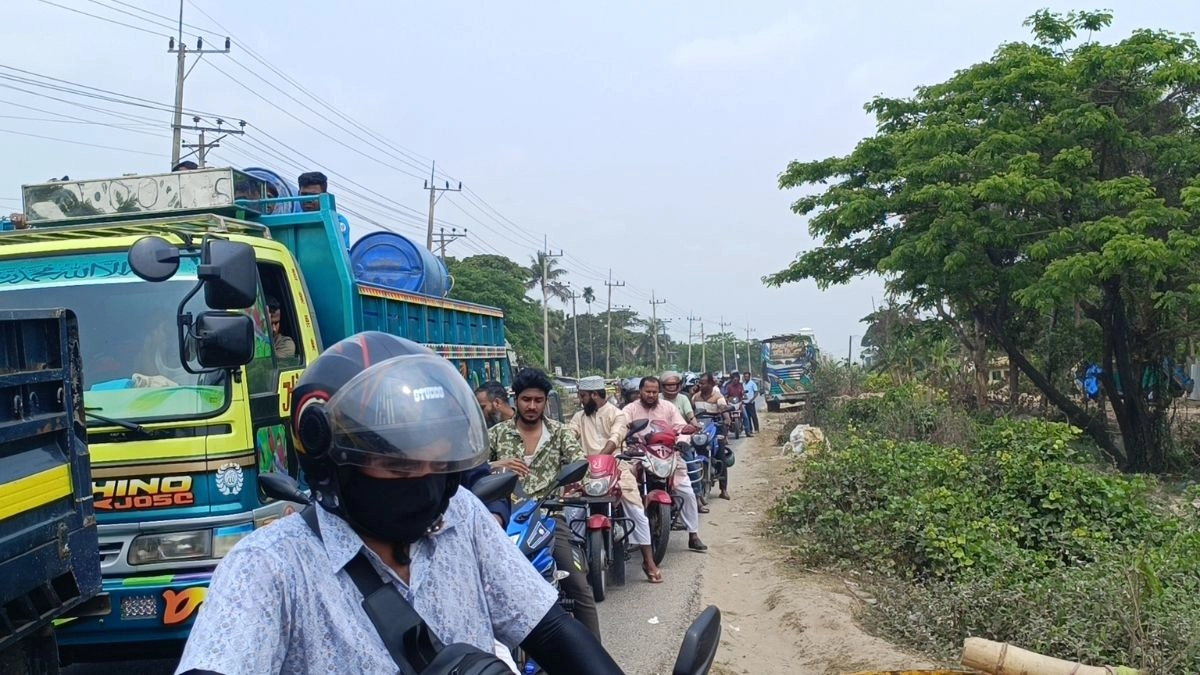 তেলের জন্য মোটরসাইকেল চালকদের দীর্ঘ লাইন। ছবি : রূপালী বাংলাদেশ