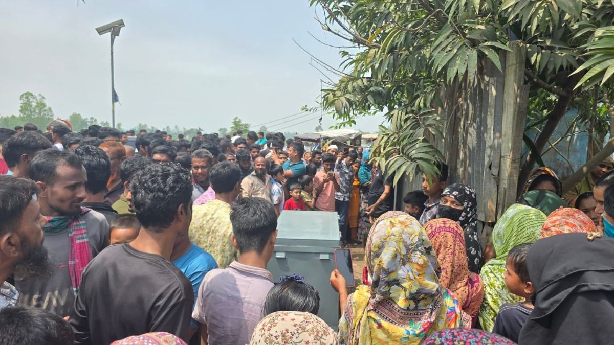 রাস্তার পাশে ফেলে রাখা ট্রাংকটি ঘিরে স্থানীয়রা। ছবি : রূপালী বাংলাদেশ
