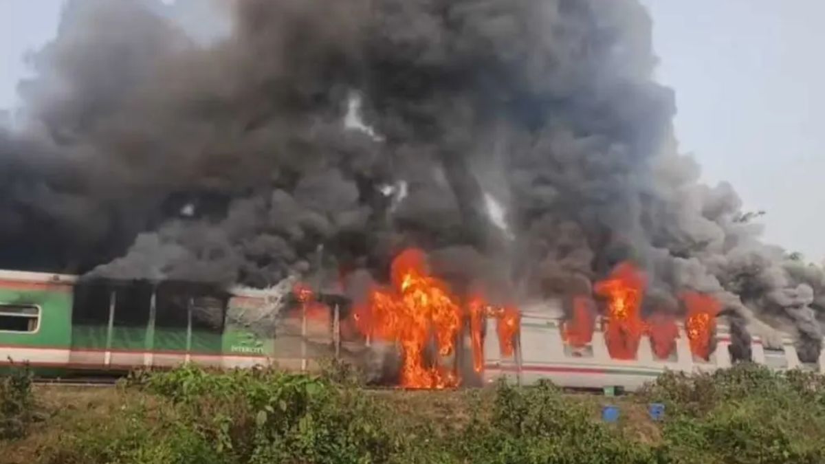 ঢাকাগামী চট্টলা এক্সপ্রেসে আগুন। ছবি : সংগৃহীত