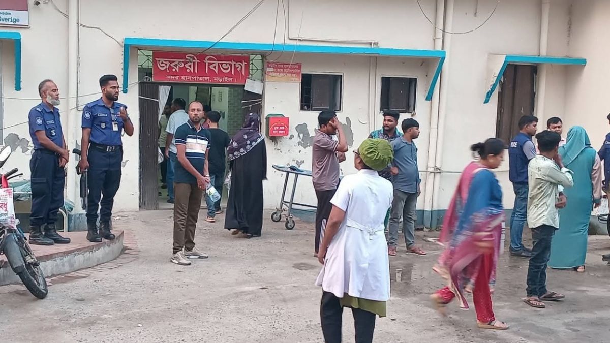 নড়াইল জেলা হাসপাতালে নেওয়া হয় কুয়েত প্রবাসীকে। ছবি : রূপালী বাংলাদেশ