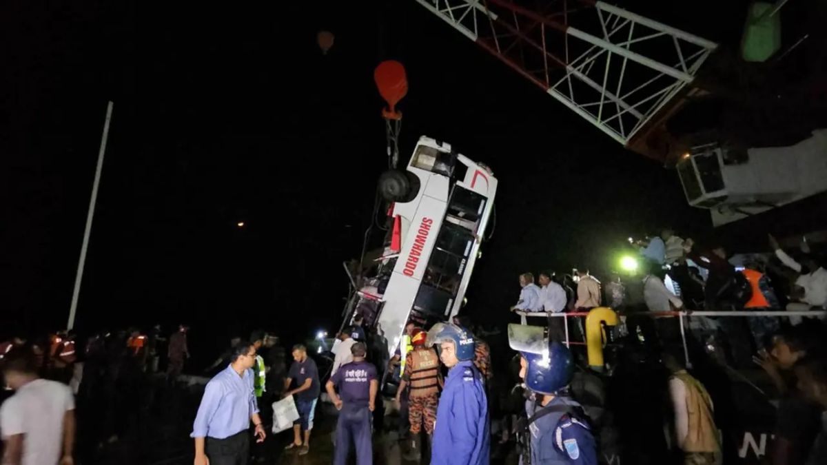 ডুবে যাওয়া বাসটি উদ্ধার করা হয়। ছবি : সংগৃহীত