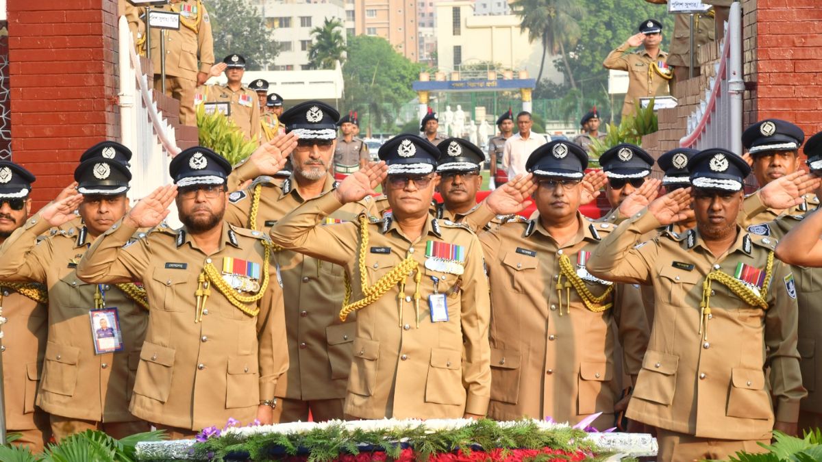 রাজারবাগ পুলিশ লাইনসে শহীদ পুলিশ সদস্যদের প্রতি আইজিপির শ্রদ্ধা। ছবি : রূপালী বাংলাদেশ