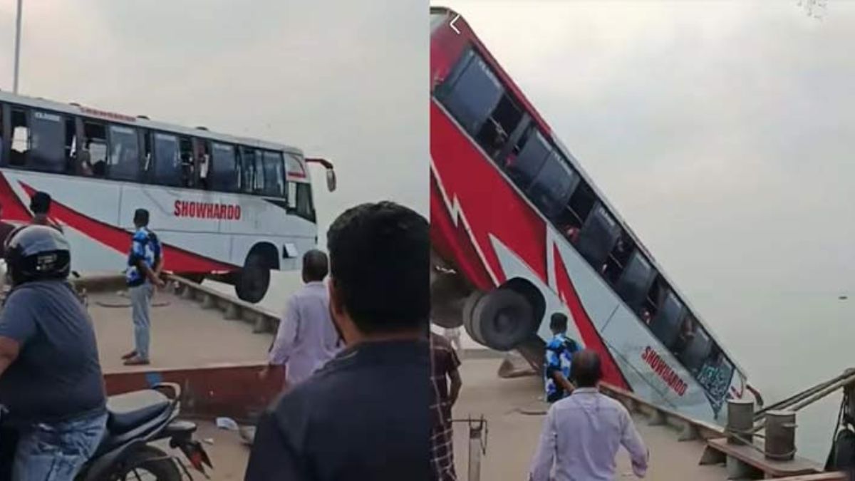 দৌলতদিয়া ফেরিঘাটে বাসটি পড়ে যায়। ছবি : সংগৃহীত
