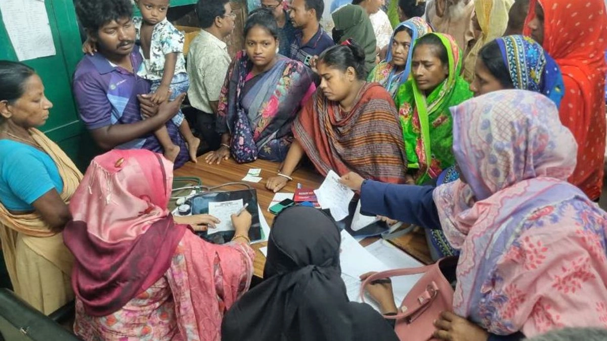 ফুলবাড়ী উপজেলা স্বাস্থ্য কমপ্লেক্সে বিভিন্ন রোগের চিকিৎসা নিতে আসা রোগীদের ভিড়। ছবি : রূপালী বাংলাদেশ