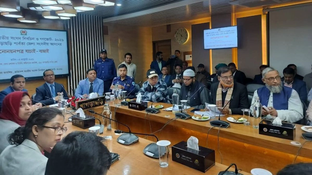 খাগড়াছড়ি-২৯৮ আসনের মনোনয়নপত্র যাচাই-বাছাই কার্যক্রম। ছবি- রূপালী বাংলাদেশ