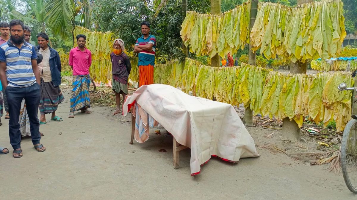 বৃদ্ধ আইয়ুব আলীর মরদেহ রাখা আছে। ছবি : রূপালী বাংলাদেশ