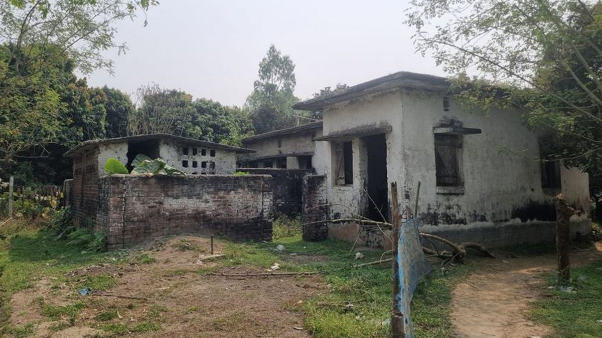 ফুলবাড়ীতে কৃষি বিভাগের পরিত্যক্ত বিএস কোয়ার্টার। ছবি : রূপালী বাংলাদেশ