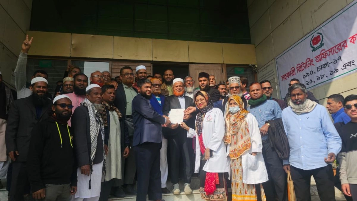 জুলাই যোদ্ধাদের নিয়ে ডা. খালিদুজ্জামানের মনোনয়নপত্র সংগ্রহ। ছবি- রূপালী বাংলাদেশ