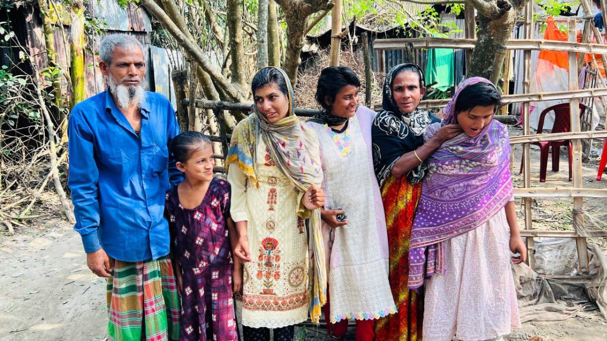 চার প্রতিবন্ধী মেয়েকে নিয়ে গোলাপ মিয়া ও ফিরোজা বেগম দম্পতি। ছবি : রূপালী বাংলাদেশ