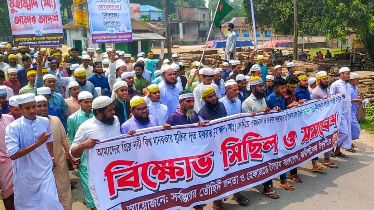 ঠাকুরগাঁওয়ে যুবকের ফাঁসির দাবিতে বিক্ষোভ। ছবি : রূপালী বাংলাদেশ