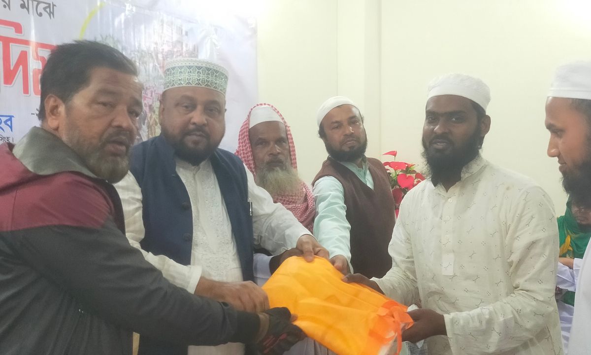 নান্দাইলে শতাধিক ইমামের মাঝে শীতের শাল বিতরণ। ছবি : রূপালী বাংলাদেশ