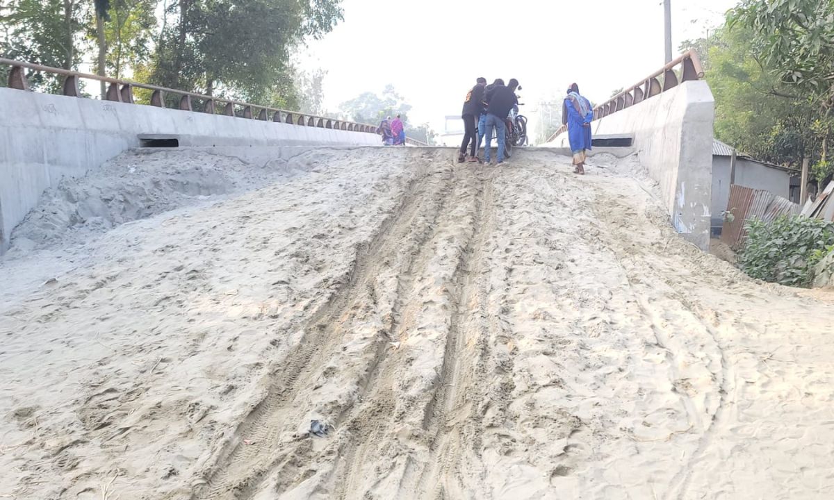 মোটরসাইকেল ঠেলে উঠানো হচ্ছে পিসি গার্ডার সেতুটি দিয়ে। ছবি- রূপালী বাংলাদেশ