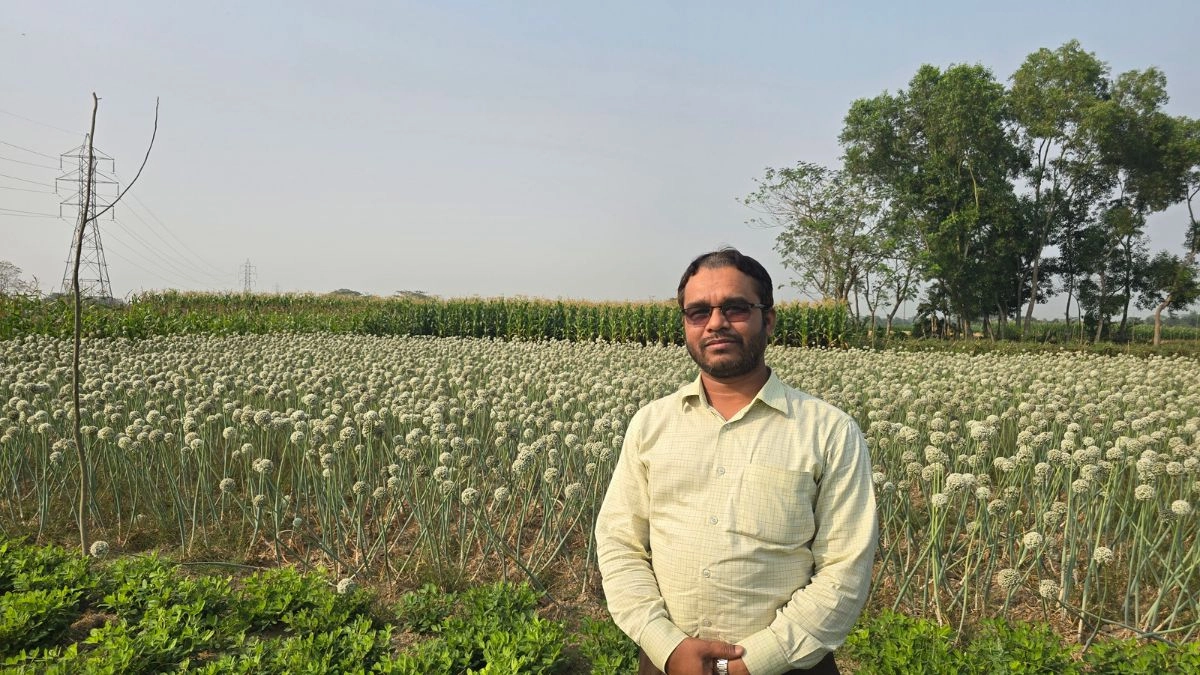 কৃষক ফাহিম মিয়া ও তার কৃষি ক্ষেত। ছবি : রূপালী বাংলাদেশ