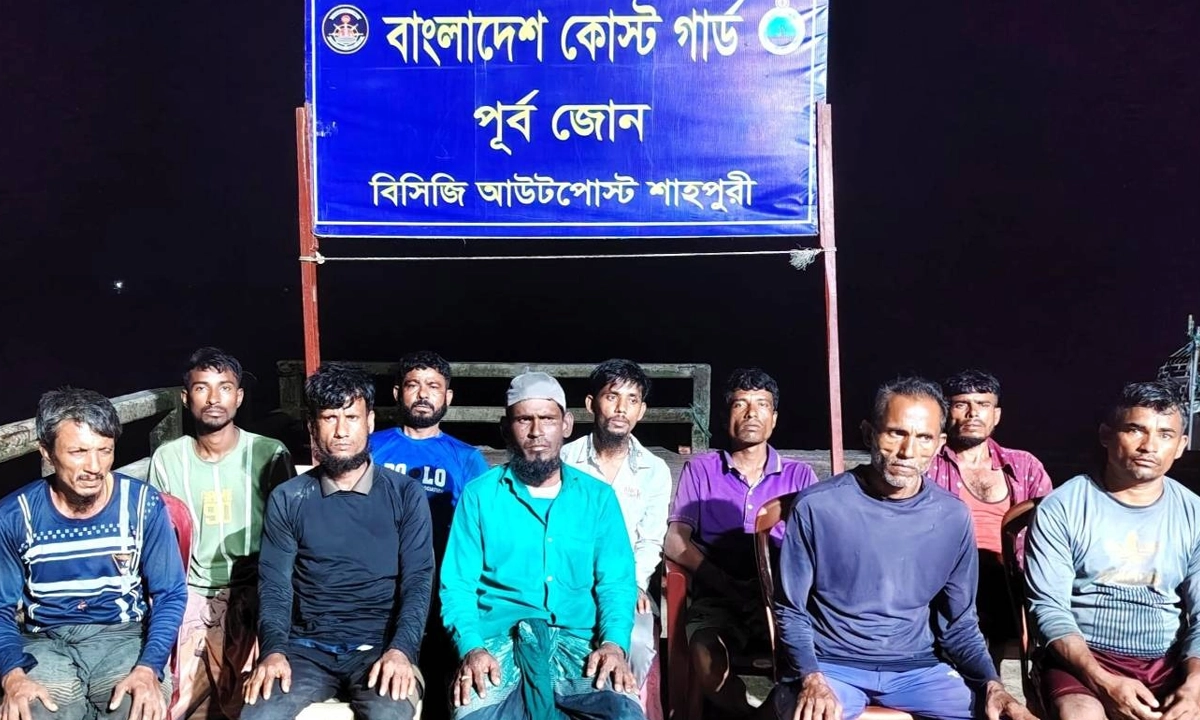 সেন্টমার্টিনের গভীর সমুদ্রে বিকল ফিশিং বোটসহ ১০ জেলেকে উদ্ধার