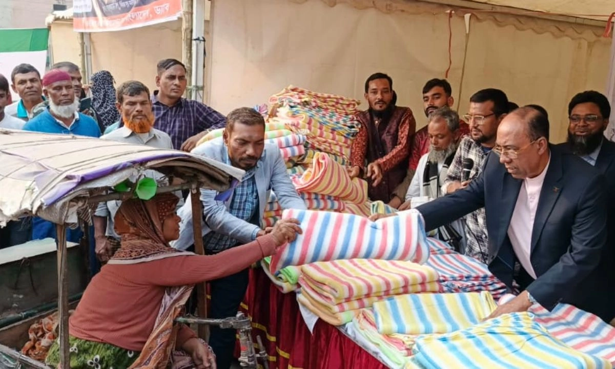 খালেদা জিয়ার রুহের মাগফিরাত কামনায় রাজধানীর ভাষানটেকে অসহায়দের মাঝে শীতবস্ত্র বিতরণ