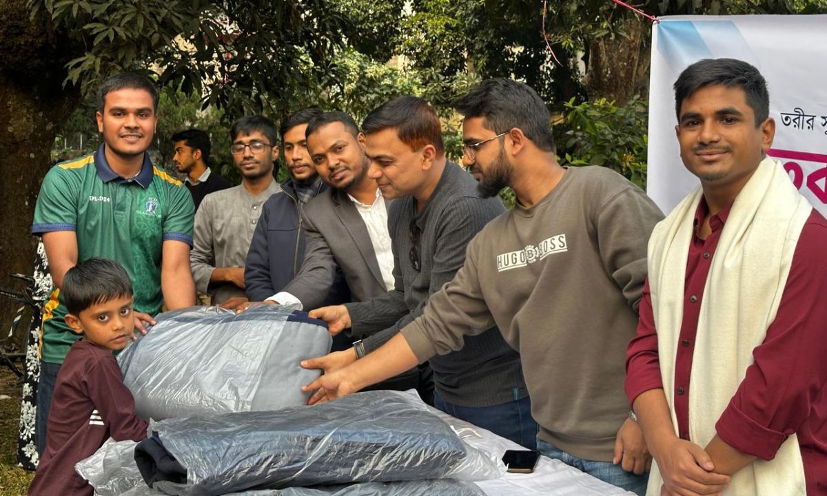 জাবিতে সুবিধাবঞ্চিত শিশুদের মাঝে ‘তরী’র শীতবস্ত্র বিতরণ। ছবি- রূপালী বাংলাদেশ
