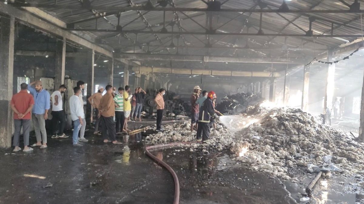 নারায়ণগঞ্জের রূপগঞ্জে ঝুটের গুদামে লাগা অগ্নিকাণ্ড নিয়ন্ত্রণে। ছবি- রূপালী বাংলাদেশ